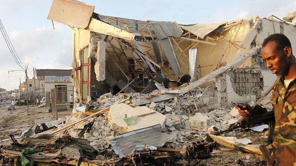 Ein beim Anschlag am Freitag zerstörtes Gebäude in Mogadischu. (Archiv)