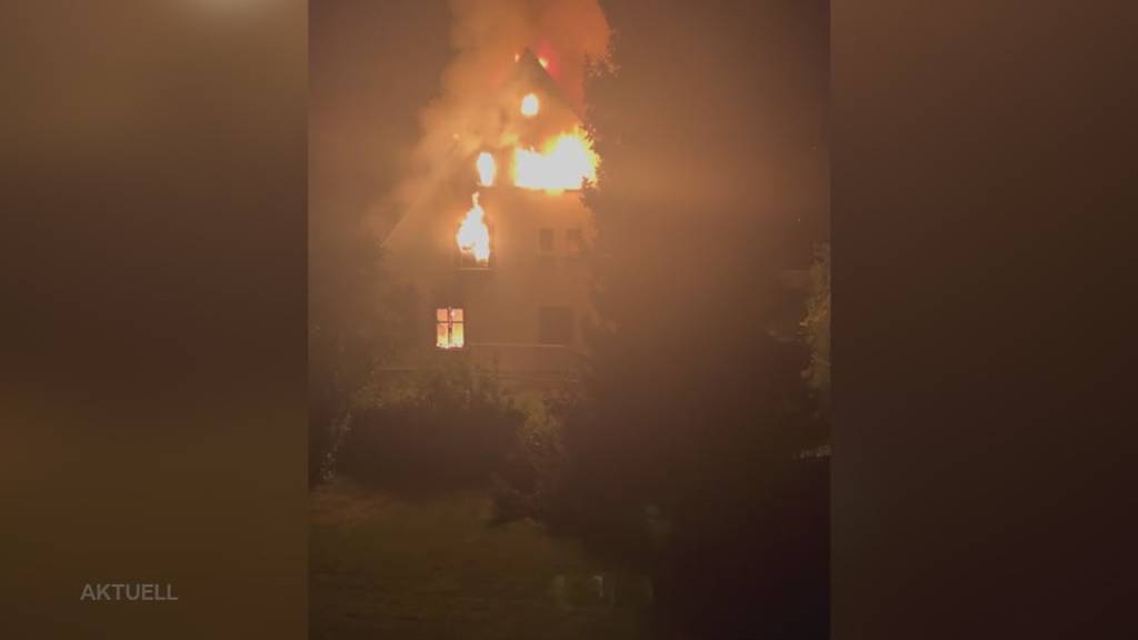 Niedergebrannt: In Reinach zerstören Flammen ein leerstehendes Wohnhaus