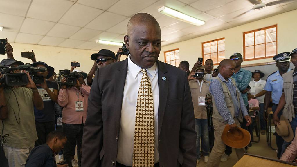 Botswanas Präsident Mokgweetsi Masisi ist seit April 2018 im Amt. Nun hat er sich bei den Wahlen eine zweite Amtszeit gesichert. (Archivbild)