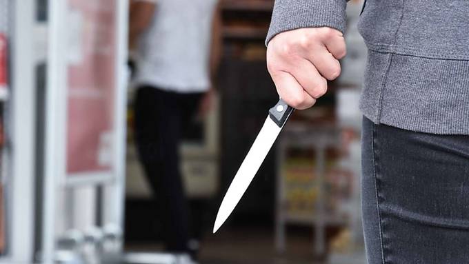 Raubüberfall in Stans: Täterin war mit Messer bewaffnet