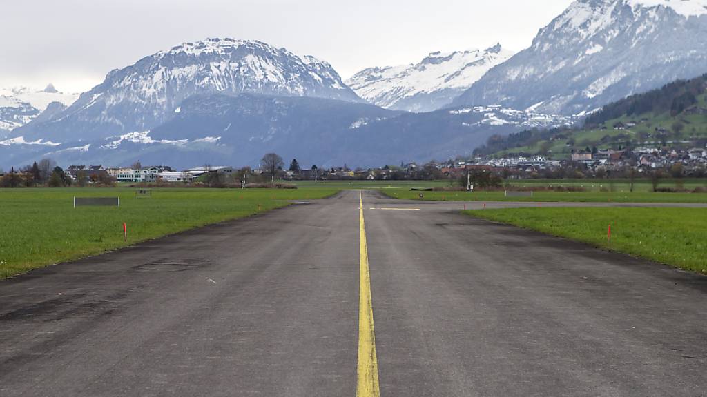 Blick auf ein Rollfeld des Flugplatzes Buochs. (Archivaufnahme)