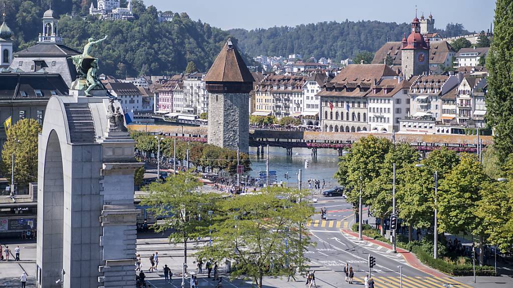 In der Stadt Luzern soll die Dreilindenstrasse ab 19. Februar saniert werden. Stadteinwärts wird dafür der Verkehr auf der Strasse gesperrt.