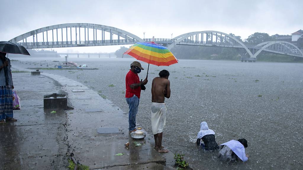 Ein Zyklon ist an der Westküste Indiens entlanggezogen und hat Medienberichten zufolge Menschenleben gefordert und für Verwüstung gesorgt. Foto: R S Iyer/AP/dpa
