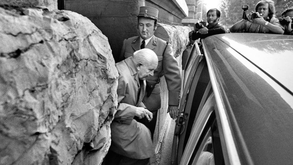 Brigadier Jean-Louis Jeanmaire wird nach dem Prozess von der Polizei vor dem Bundesgericht in Lausanne im Juni 1977 abgeführt.