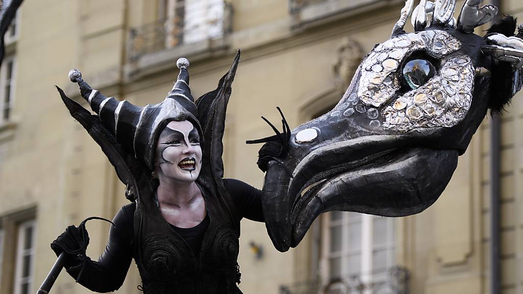 Sonderbare Gestalten beleben das Berner Strassenmusikfestival Buskers. (Archivfoto)