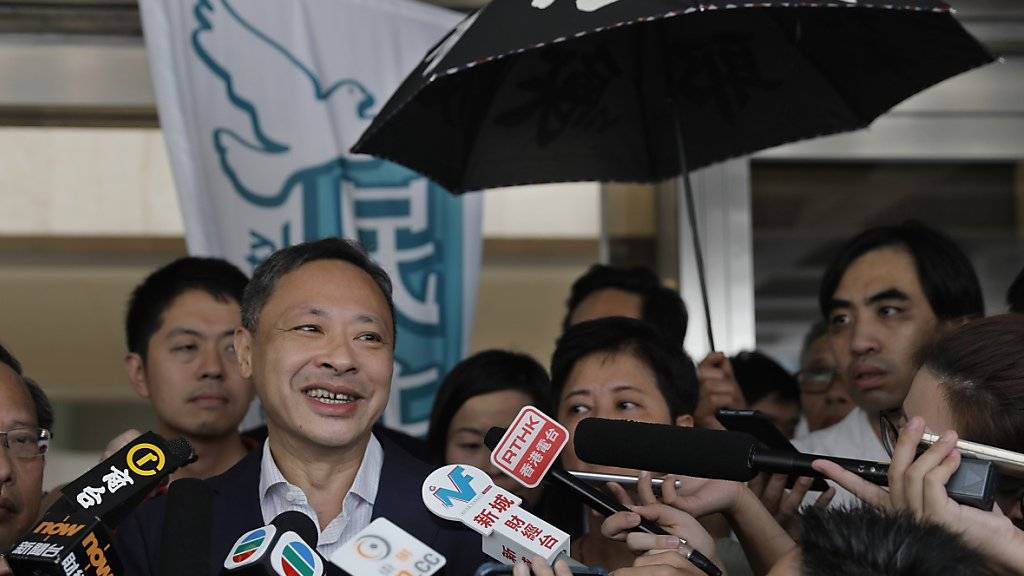 Benny Tai (Mitte), einer der Anführer der Regenschirm-Proteste von 2014, ist vorzeitig aus der Haft entlassen worden.