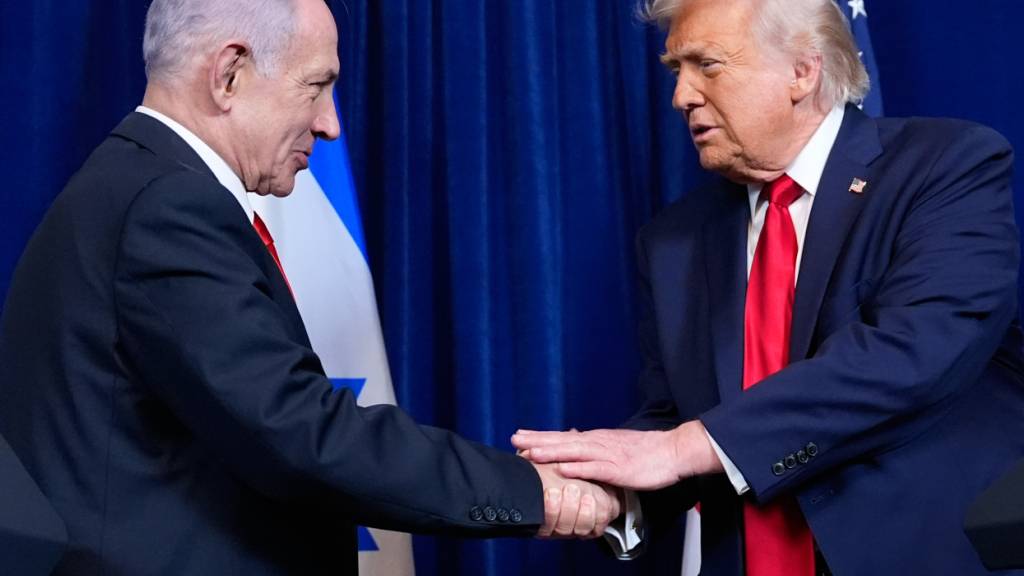 ARCHIV - US-Präsident Donald Trump (r) gibt dem israelischen Ministerpräsidenten Benjamin Netanjahu während einer gemeinsamen Pressekonferenz in Mar-a-Lago die Hand. Foto: Alex Brandon/AP/dpa (Archivbild)