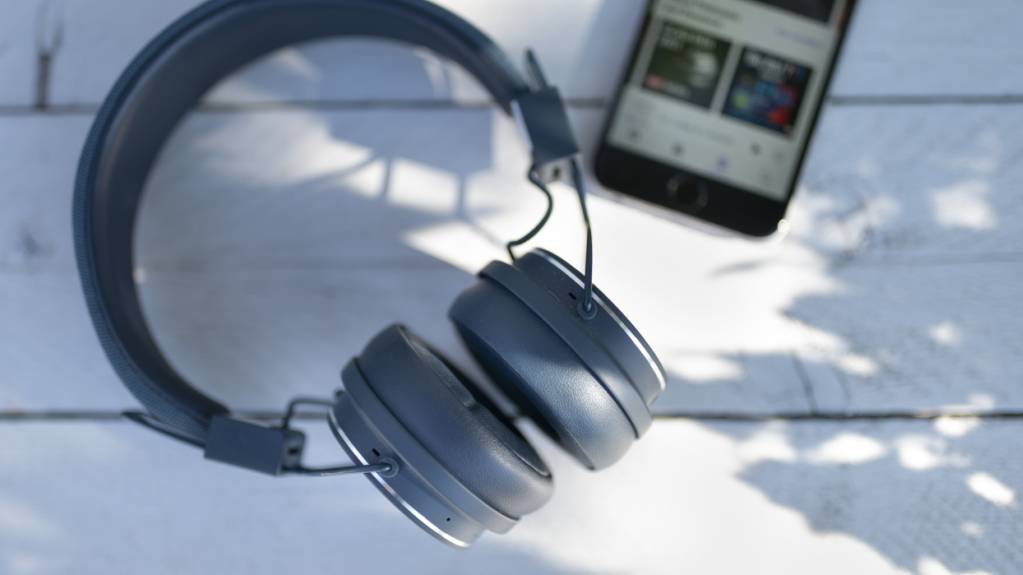 Musikhören kann Parkinsonsymptome lindern. (Symbolbild)