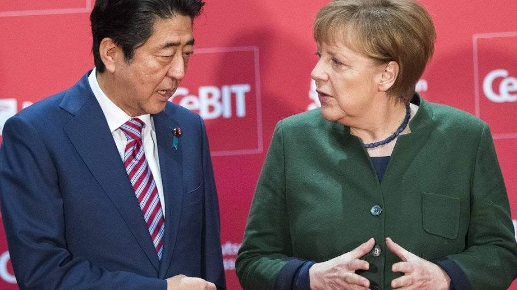 Bundeskanzlerin Angela Merkel eröffnet in Hannover mit dem japanischen Ministerpräsidenten Shinzo Abe die Computermesse CeBIT.