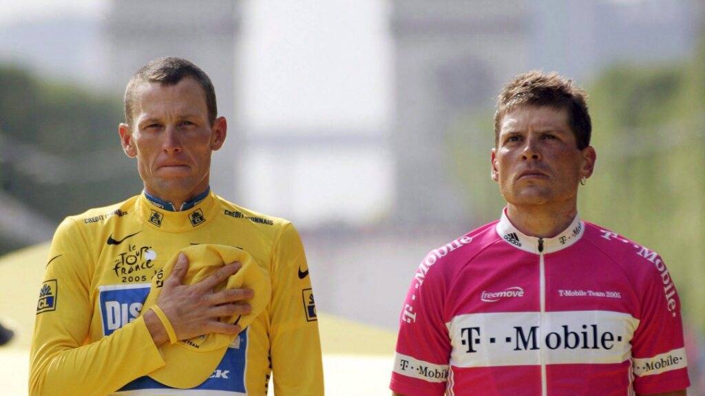 Sieger Lance Armstrong (links) und der drittklassierte Deutsche Jan Ullrich stehen im Juli 2005 gemeinsam auf dem Podest der Tour de France