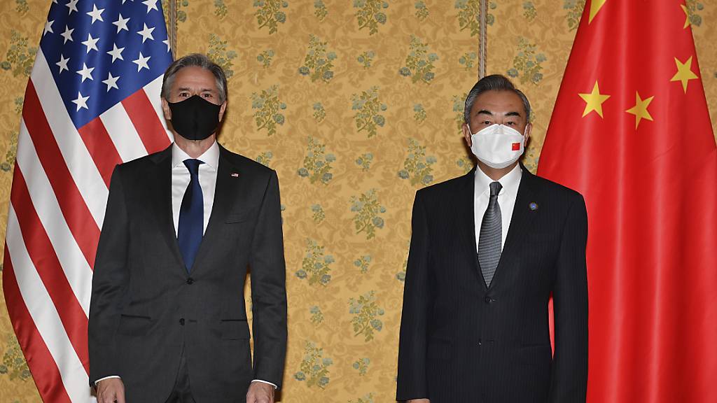Antony Blinken (l), Außenminister der USA, und Wang Yi, Außenminister von China, treffen sich am Rande des G20-Gipfels. Yi hat den USA «rücksichtslose Einmischung in innere Angelegenheiten» vorgeworfen. Foto: Tiziana Fabi/AFP POOL/AP/dpa