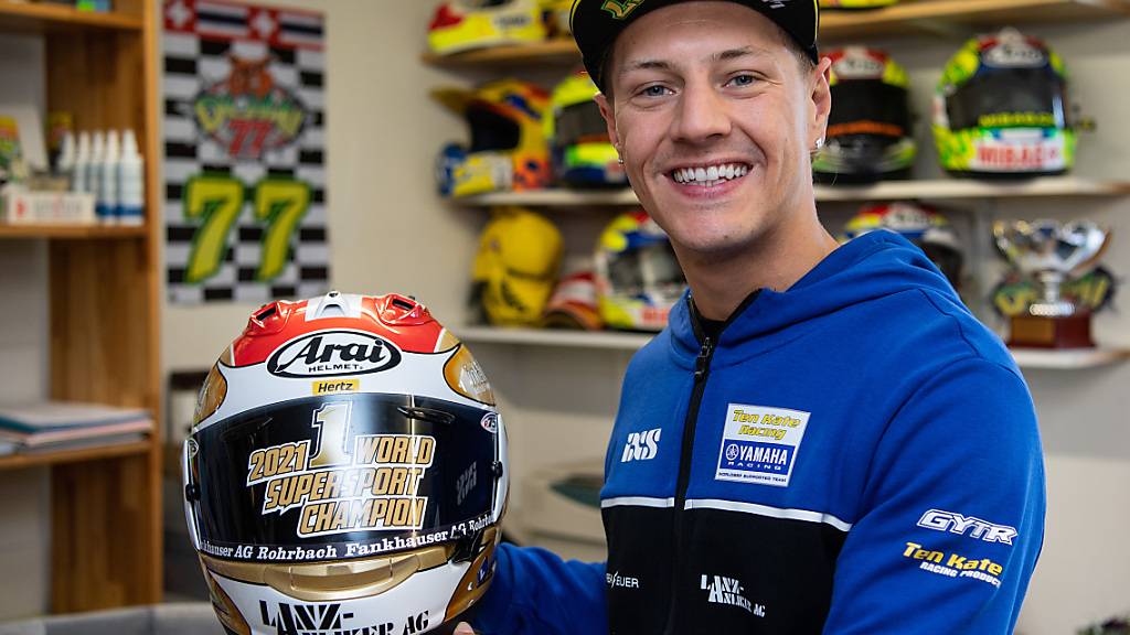 Dominique Aegerter posiert bei sich zuhause mit seinem Weltmeister-Helm.