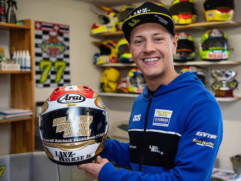 Dominique Aegerter posiert bei sich zuhause mit seinem Weltmeister-Helm.