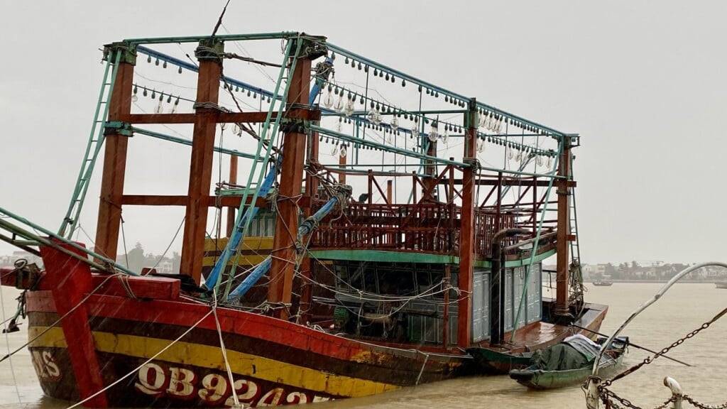 dpatopbilder - Ein Fischerboot liegt nach dem Taifun «Bualoi» auf Grund. Foto: Võ Th· Dung/VNA/AP/dpa