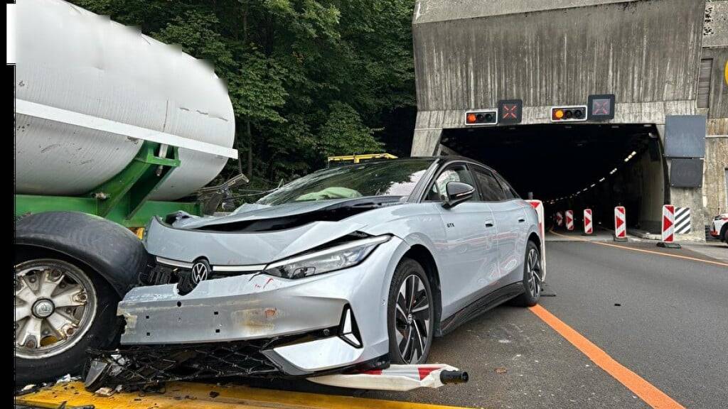 Nach einer Kollision zwischen Auto und Tankanhänger war die Autobahn A2 in Fahrtrichtung Süden am Dienstagnachmittag für rund eine Stunde gesperrt.