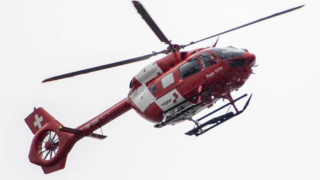 Ein 40-jähriger Dachdecker wurde nach einem Absturz in Giswil von der Rega ins Spital gebracht. (Symbolbild)