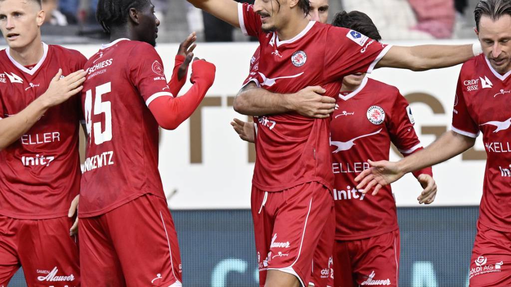 Aldin Turkes wird von seinen Mitspielern gefeiert