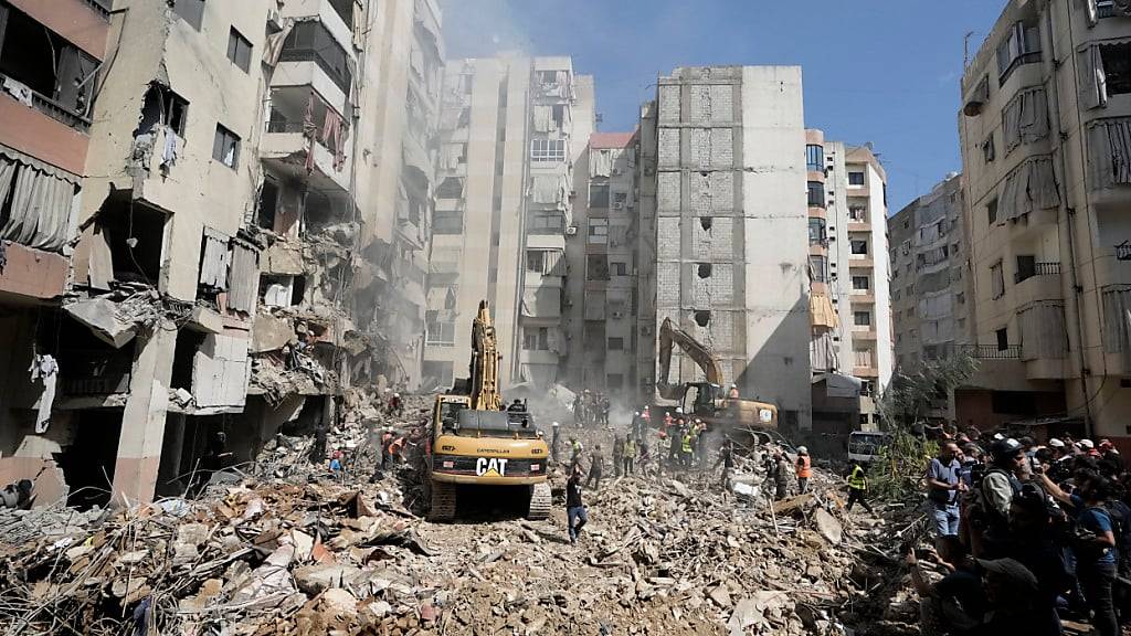 Rettungskräfte setzen Bagger ein, um die Trümmer des israelischen Angriffs in den südlichen Vororten von Beirut zu beseitigen. Foto: Bilal Hussein/AP