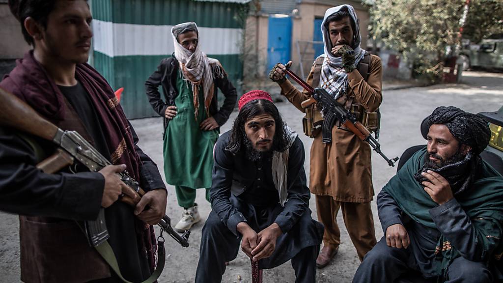 Taliban-Kämpfer halten Wache vor einer Polizeistation in Kabul. Rund fünf Wochen nach der Machtübernahme in Afghanistan haben die militant-islamistischen Taliban neue Mitglieder ihrer Übergangsregierung vorgestellt - Frauen sind aber weiterhin nicht darunter. Foto: Oliver Weiken/dpa