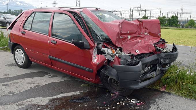 Autofahrer wird bei Unfall mit Lastwagen verletzt