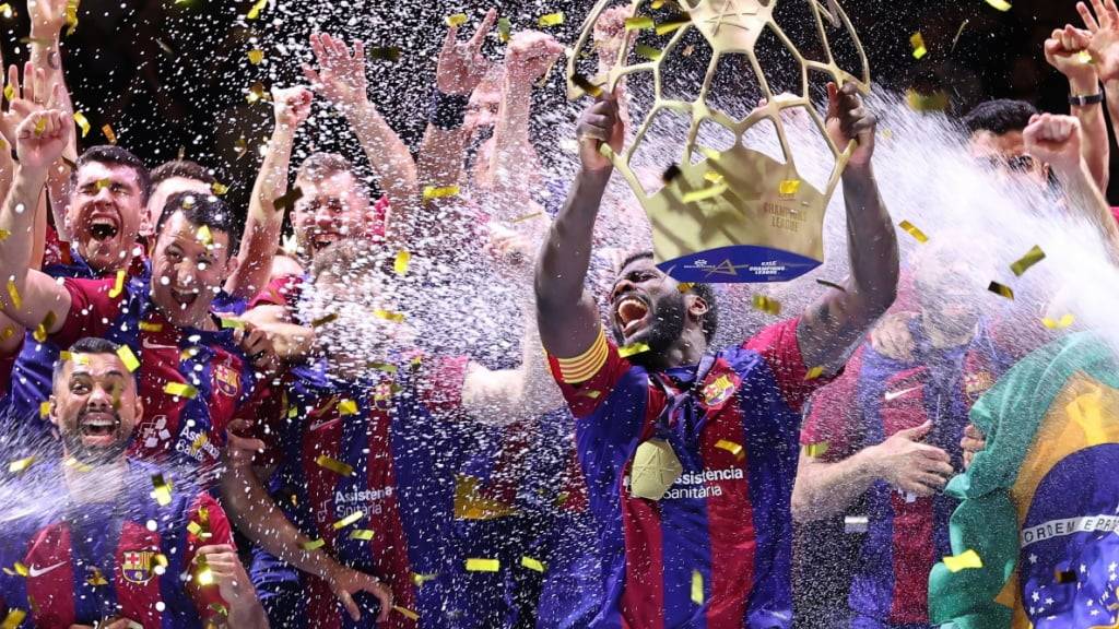 Die Spieler des FC Barcelona feiern nach dem Triumph in der Champions League