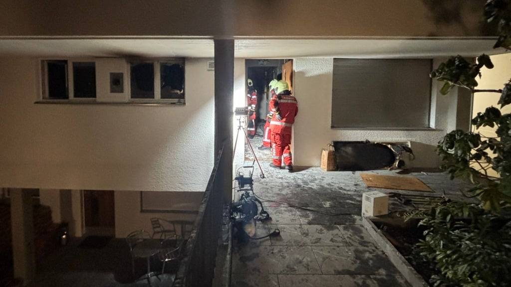 Im Kanton Zürich haben in der Nacht auf Samstag zwei verschiedene Brände zu grossen Sachschäden geführt. Beim Brand in einer Wohnung in Küsnacht auf dem Bild erlitt eine Frau eine Rauchgasvergiftung.