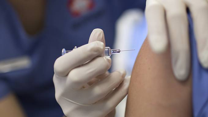 Vorerst dürfen sich im Tessin nur Risikopersonen und Mitarbeitende des Gesundheitswesens gegen die Grippe impfen lassen.