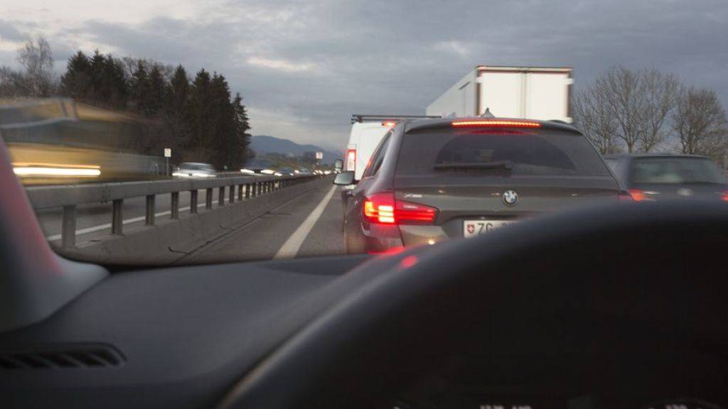 Auf der A1 im Kanton Aargau sind sich am Montag zwei Autofahrer in die Haare geraten. Sie liessen ihre Fahrzeuge mitten auf der Autobahn stehen und gingen zu Fuss aufeinander los. Dies löste einen Stau aus (Symbolbild).