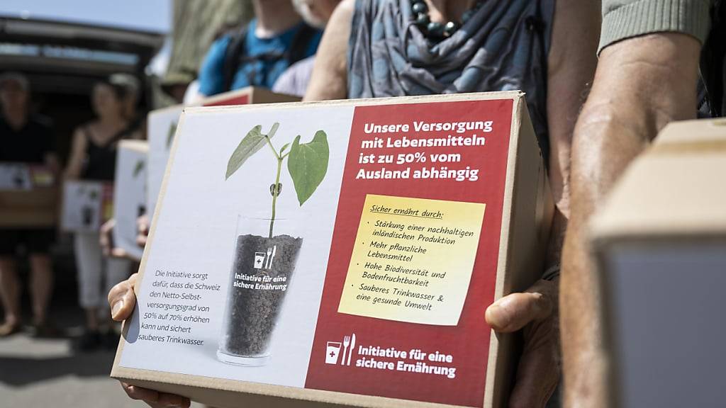 Über 113'000 Unterschriften für die eidgenössische Volksinitiative «Für eine sichere Ernährung» sind am Freitag bei der Bundeskanzlei eingereicht worden.