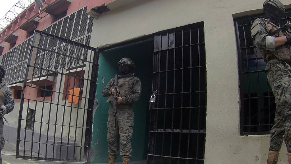 ARCHIV - Soldaten bewachen das Litoral-Gefängnis während einer vom Militär organisierten Pressetour in Guayaquil, Ecuador (Archivbild). Foto: Cesar Munoz/AP/dpa