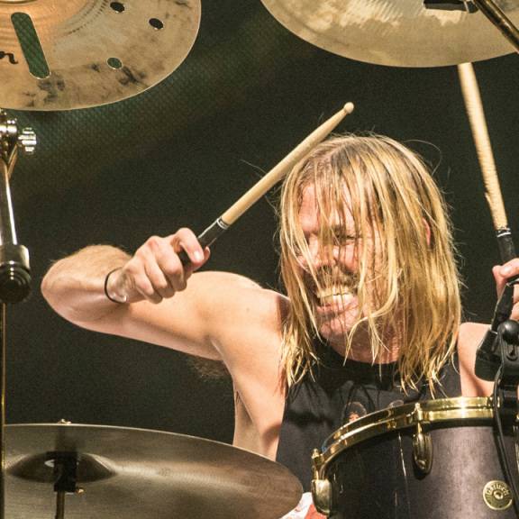 Foo Fighters-Schlagzeuger Taylor Hawkins im Alter von 50 Jahren gestorben