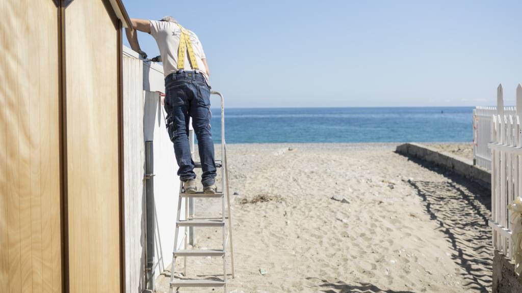 Das Baden am Mittelmeer kann in Italien teuer werden: Für Schirme und Liegen werden in Strandbädern teils horrende Preise verlangt. Jetzt gehen die Behörden in mehreren Regionen dagegen vor. (Archivbild)