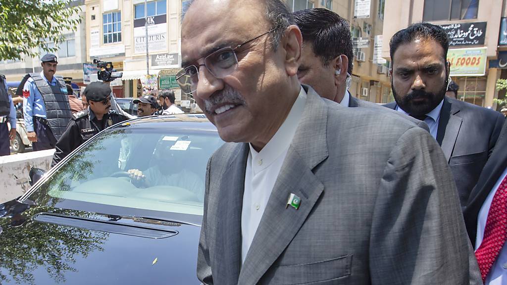 ARCHIV - Asif Ali Zardari, Ex-Präsident von Pakistan, verlässt 2019 ein Gerichtsgebäude. Foto: B.K. Bangash/AP/dpa