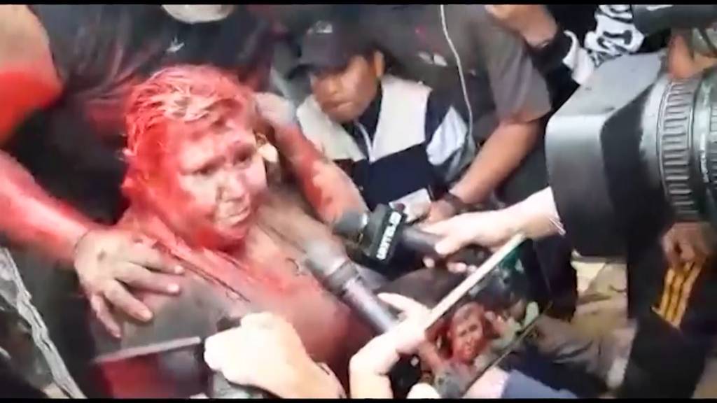 Demonstranten überschütten Bürgermeisterin mit Farbe und schneiden ihre Haare ab