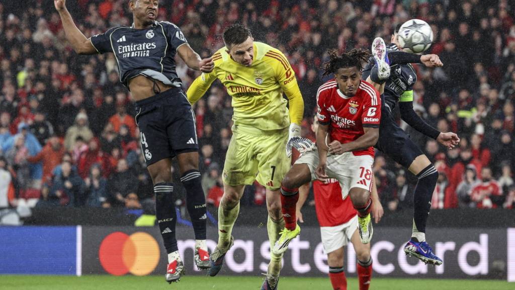 Hier köpfelt Benficas Goalie Anatoli Trubin sein Team in der Nachspielzeit in die K.o.-Phase