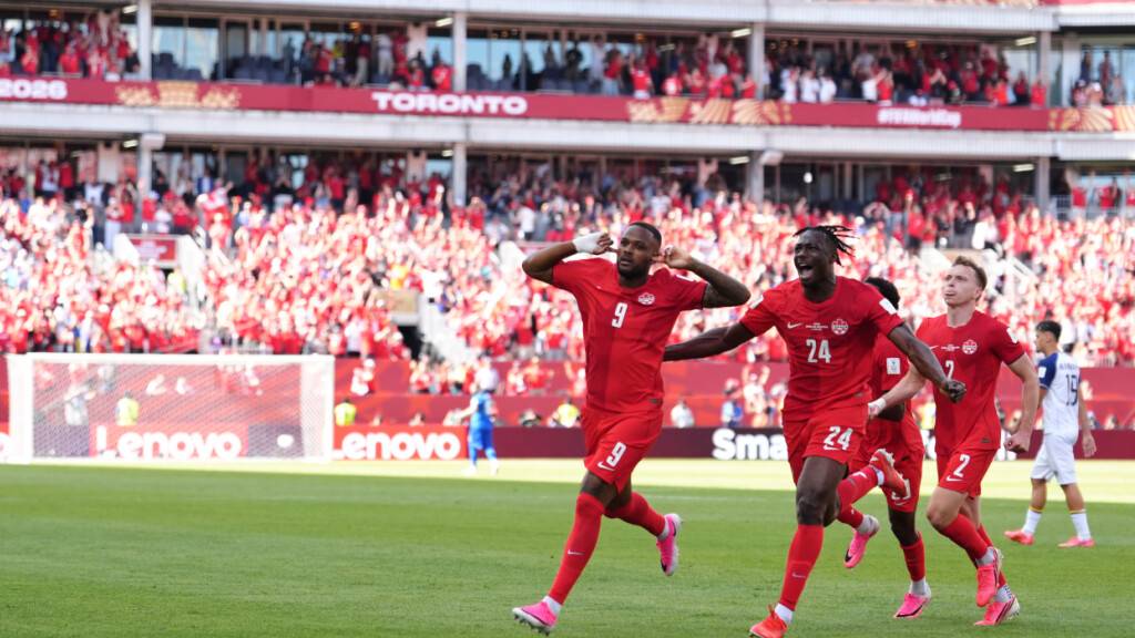 Joker Cyle Larin (links) verhilft seinem Land vor dem Heimpublikum in Toronto zum ersten Punktgewinn in der WM-Historie