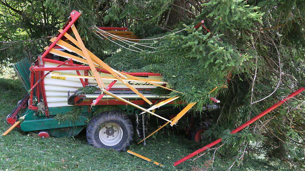 Landwirt rutscht mit Ladewagen in Baum und wird weggeschleudert