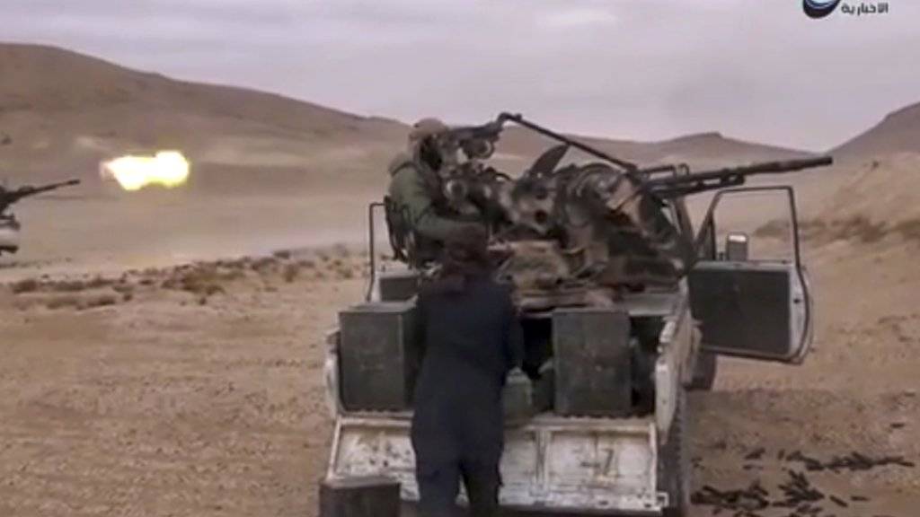 Das Bild des IS-Sprachrohrs Amak soll Kämpfer der Terrormiliz vor Palmyra zeigen: Bei der Eroberung der Wüstenstadt könnten Waffen in die Hände der Extremisten gefallen sein.