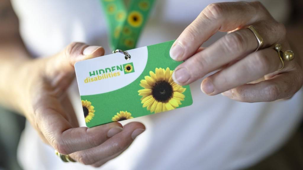 Die Nachfrage nach den Sonnenblumen-Bändeln für Reisende mit unsichtbaren Behinderungen ist laut SBB gross. (Archivbild)