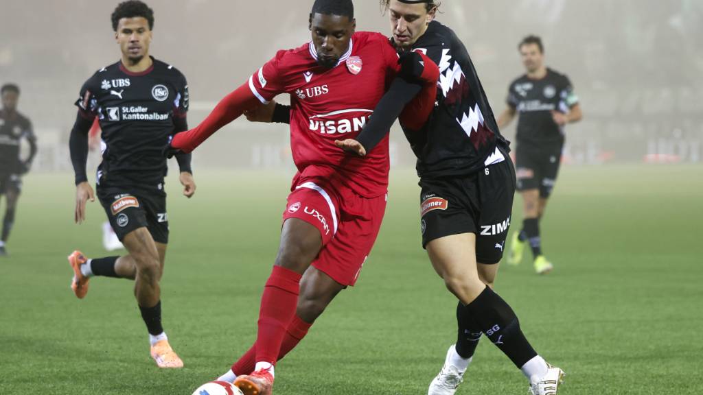 Brighton Labeau und seine Thuner Teamkollegen bissen sich an den St. Gallern um Behar Neziri die Zähne aus