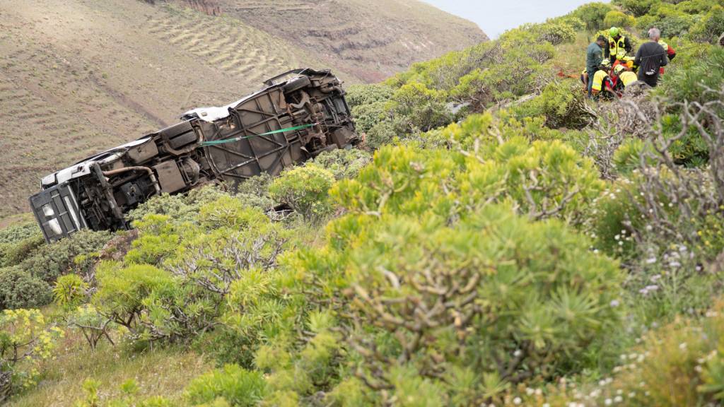 Rettungseinheiten sind nach einem schweren Busunglück auf der Kanareninsel La Gomera im Einsatz. Foto: Europa Press Canarias/EUROPA PRESS/dpa