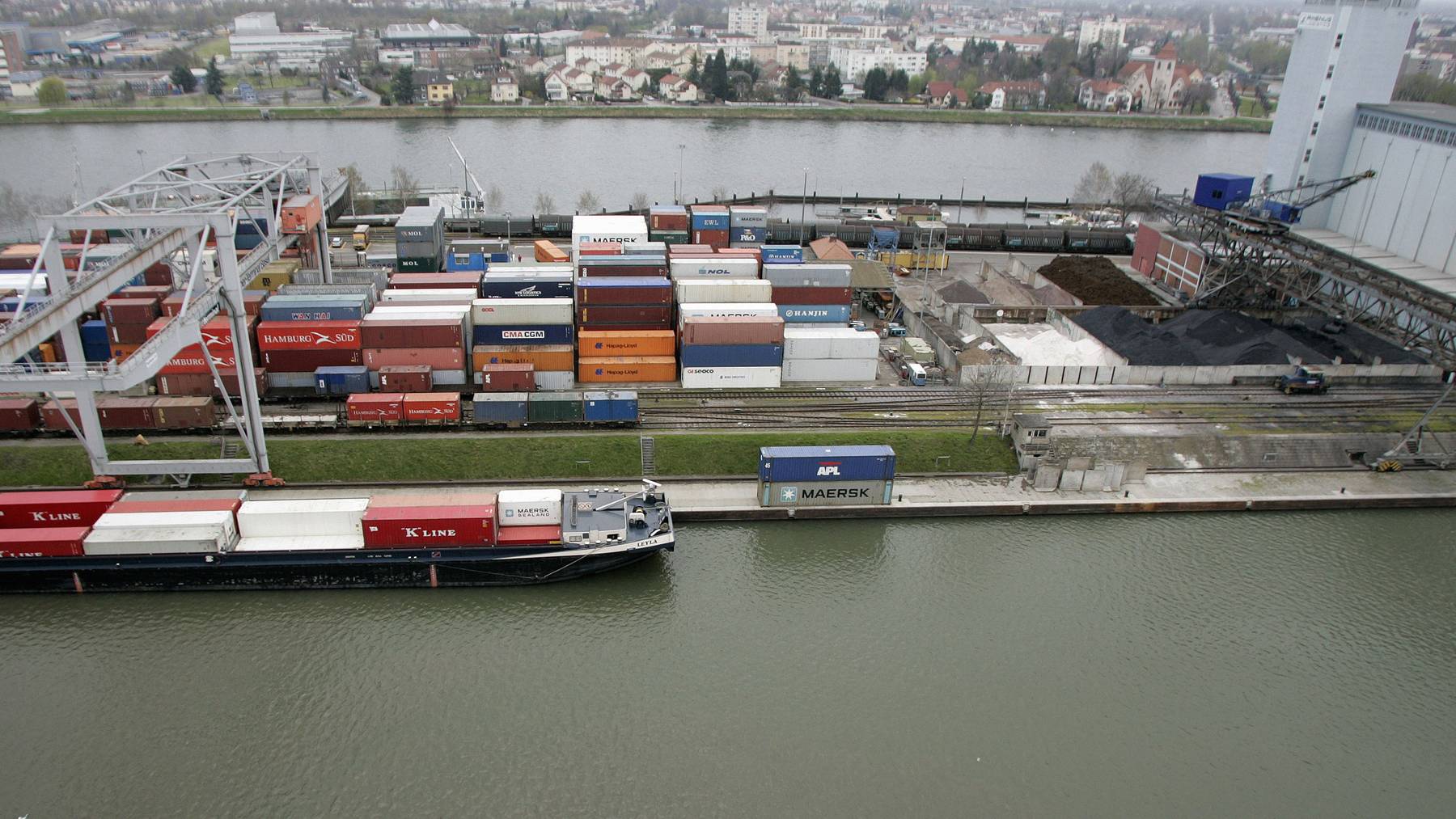 Frachtschiffe wie hier am Rheinhafen in Basel sollen nach dem Willen des Bundesrates weniger Schadstoffe ausstossen.