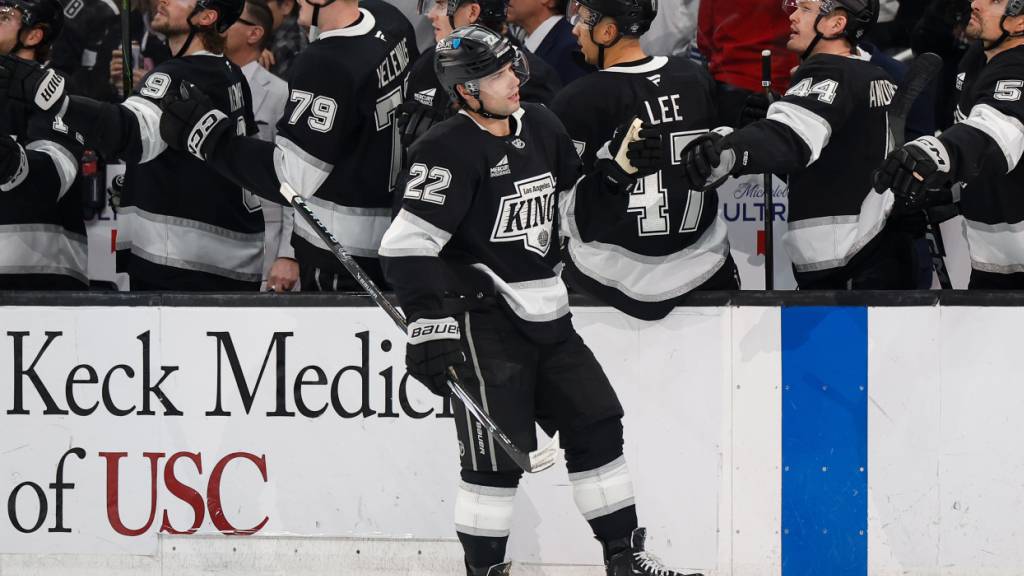 Kevin Fiala wird von den Kings für seinen Treffer gegen die New York Rangers gefeiert