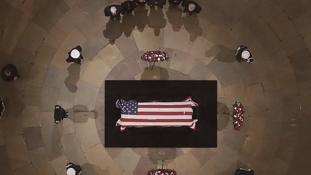 Der Leichnam des ehemaligen US-Präsidenten George H.W. Bush wurde im Kapitol aufgebahrt. Dort können sich die Bürger bis Mittwoch vom 41. Präsidenten der USA verabschieden. (Foto: Morry Gash / EPA POOL)