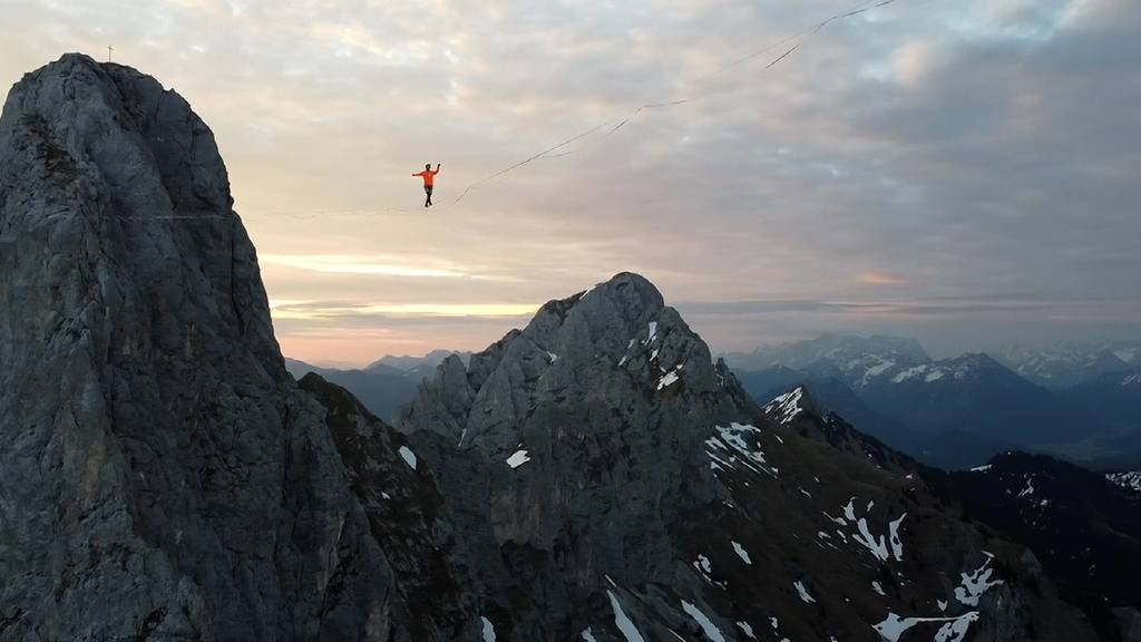 Deutscher überquert Slackline zwischen zwei 3000ern