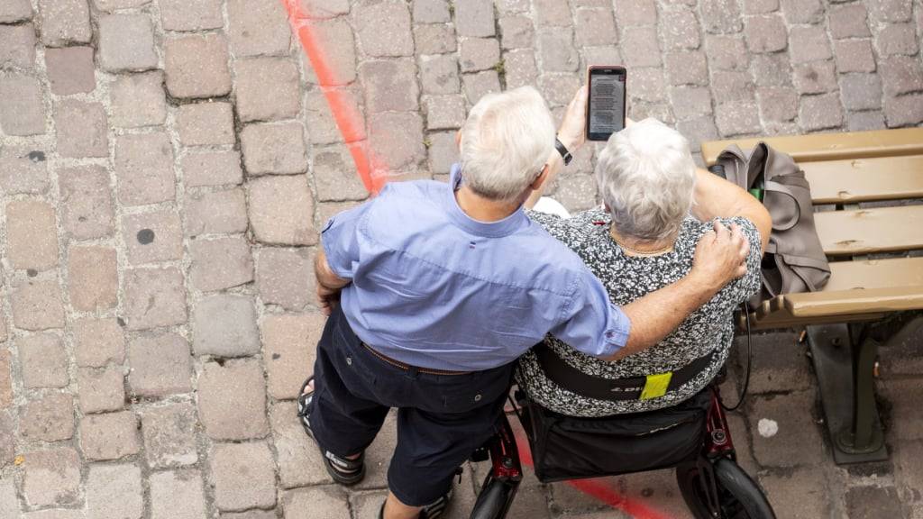 Auch ältere Menschen nutzen zunehmend das Smartphone für ihren Internetzugang. (Archivbild)
