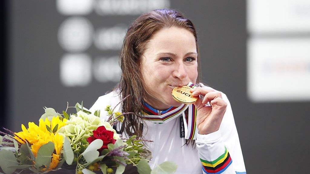 Annemiek van Vleuten freut sich über den Gewinn der Goldmedaille im WM-Zeitfahren der Frauen in Bergen