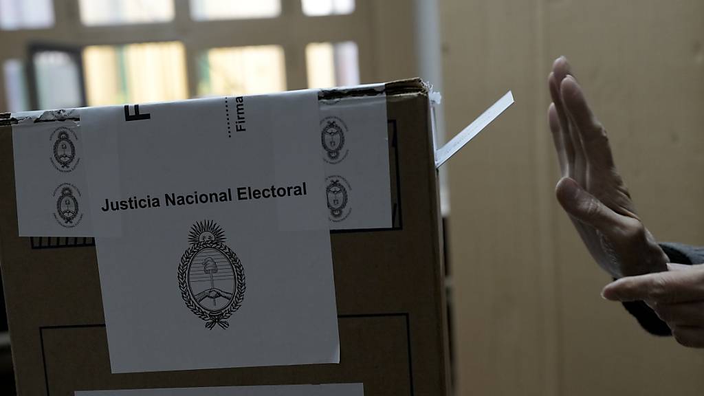 Eine Wählerin wirft ihren Stimmzettel für die Präsidentschaftswahl in die Wahlurne. In Argentinien hat die entscheidende zweite Runde der Präsidentenwahl begonnen. Bei der Stichwahl am Sonntag trat Wirtschaftsminister Massa von den regierenden Peronisten gegen den libertären Populisten Milei an. Foto: Matias Delacroix/AP/dpa