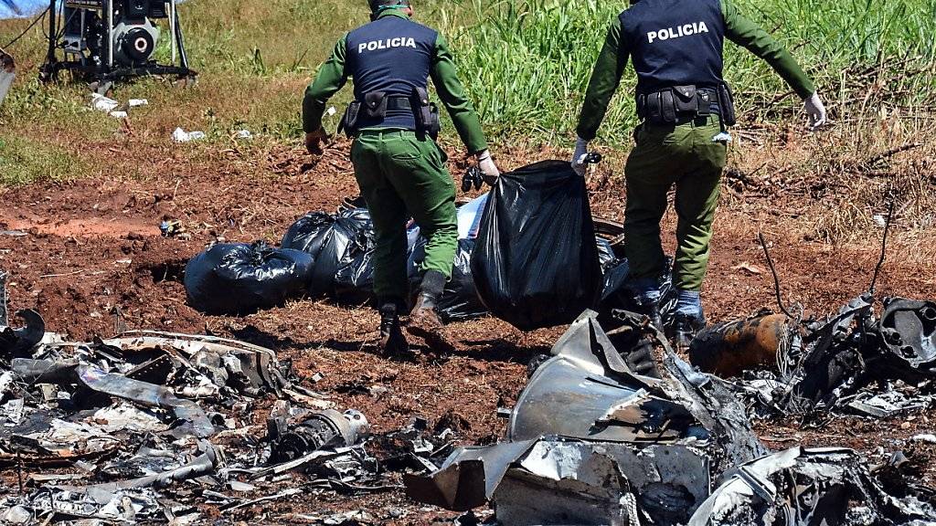 Ermittler sichern die Trümmer des abgestürzten Flugzeugs in Havanna. Mit dem Tod einer schwerverletzten Frau ist die Zahl der Opfer auf 111 gestiegen. (Foto: Marcelino Vazquez/EPA)