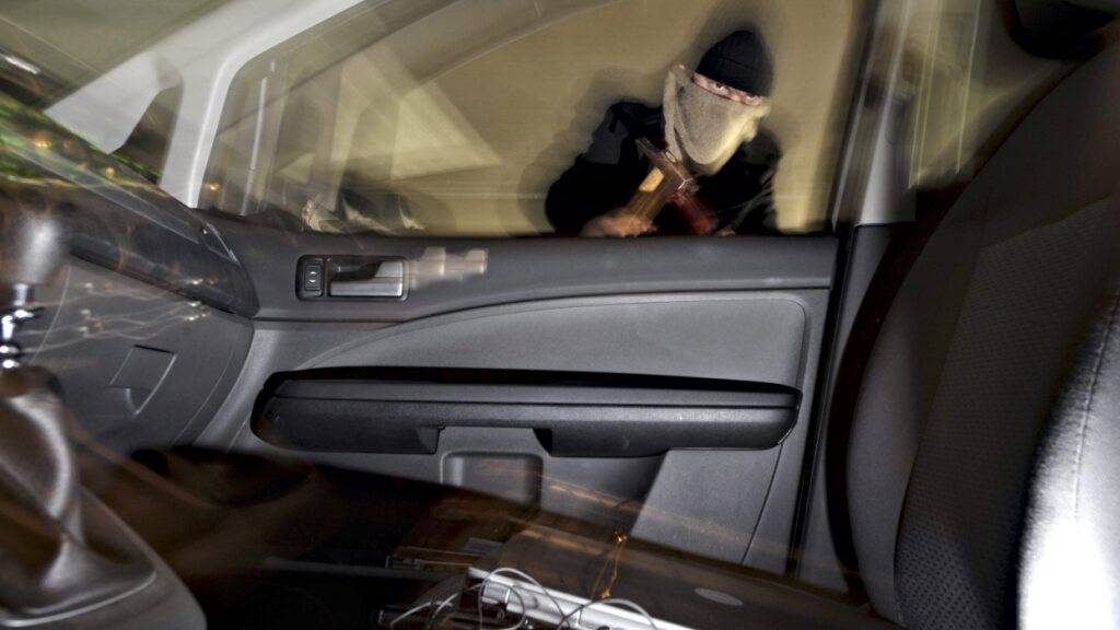 Der Verurteilte hat Wertgegenstände aus Autos gestohlen. (Symbolbild)